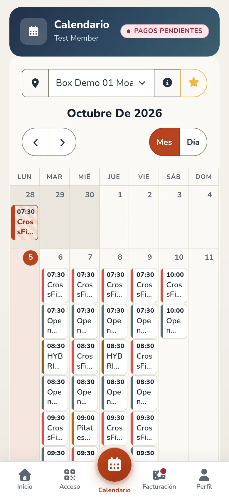 Calendario del socio en el móvil con la vista de mes, el selector de ubicación arriba y las clases de cada día